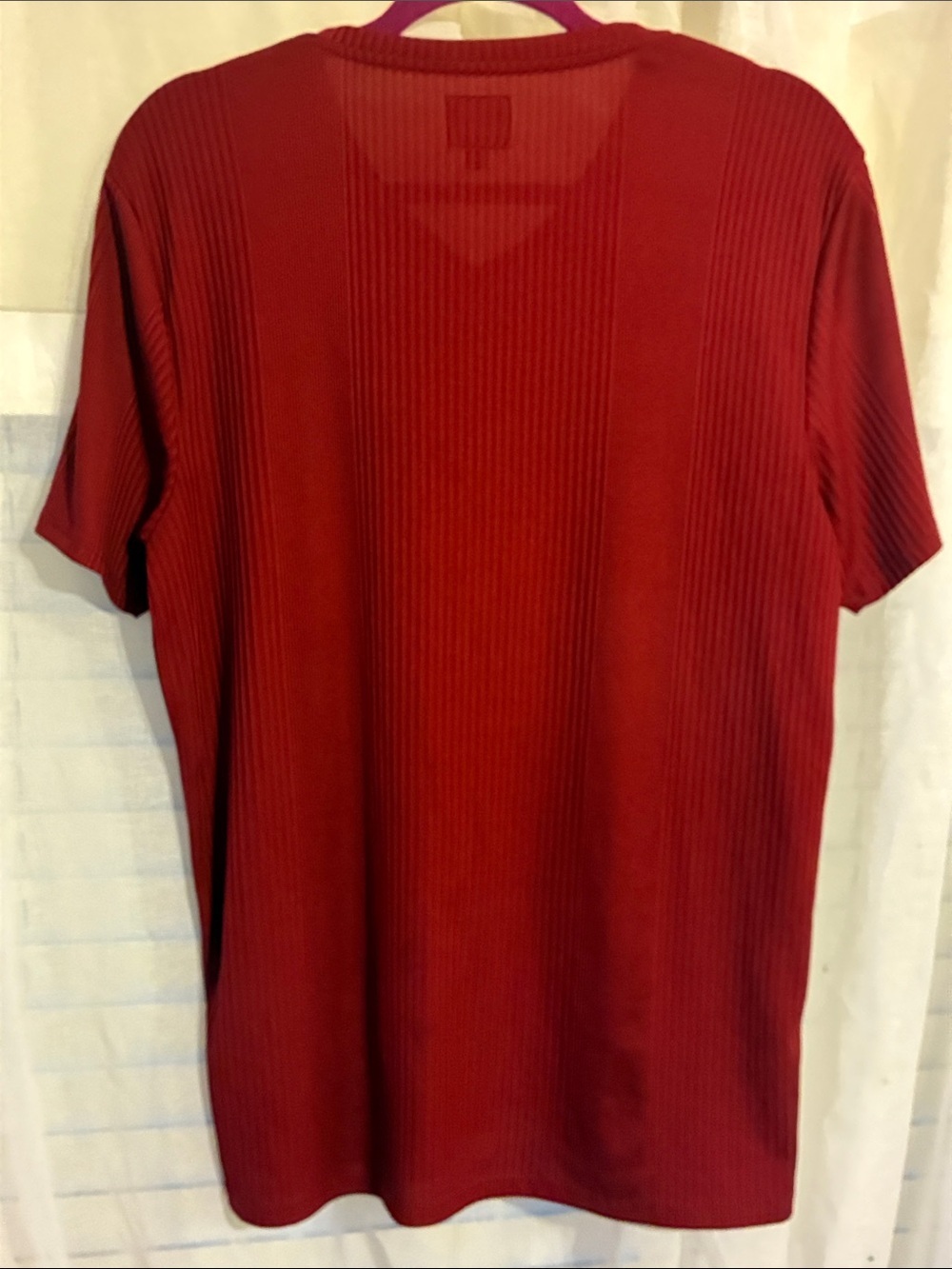 GUESS Men’s Ribbed Textured Short Sleeve V-Neck Tee in Deep Red, Size: M - Picture 3 of 7